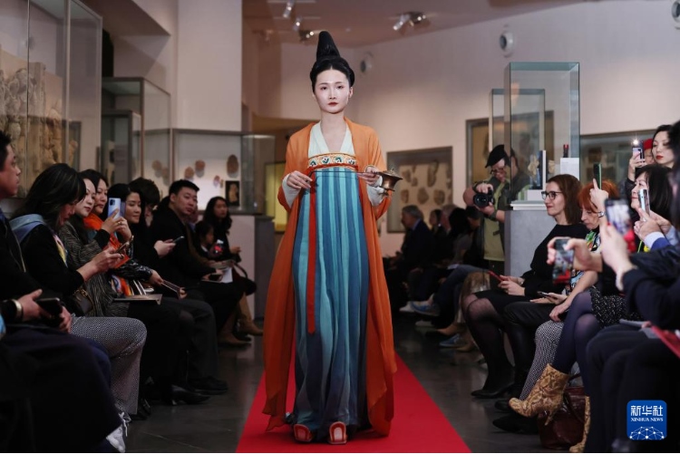 3月13日，在位于法國巴黎的吉美國立亞洲藝術(shù)博物館，模特展示敦煌復(fù)原服飾。新華社記者 高靜 攝