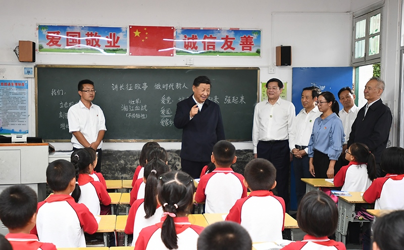 2020年9月16日，習近平總書記在湖南省郴州市汝城縣文明瑤族鄉(xiāng)第一片小學，同正在上思政課的同學們親切交流。