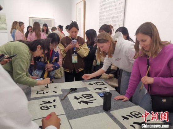 比利時學(xué)生體驗書法。杭州師范大學(xué)供圖
