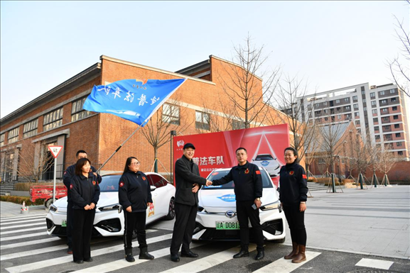 沈陽“憲法宣傳周”啟動儀式上雷鋒車隊照片。遼寧省司法廳供圖