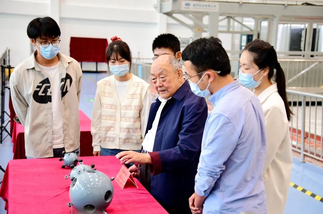 楊士莪院士在實驗室指導(dǎo)學(xué)生。哈爾濱工程大學(xué)供圖