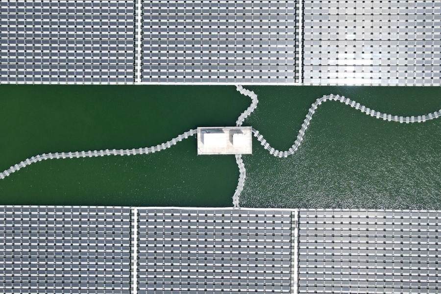 2022年8月25日拍攝的潁上縣毛圩水上光伏電站（無(wú)人機(jī)照片）。近年來(lái)，安徽省阜陽(yáng)市潁上縣古城鎮(zhèn)積極推進(jìn)采煤沉陷區(qū)治理工作，將昔日的采煤沉陷區(qū)建設(shè)成水上光伏電站，既減少占用土地面積，又能生產(chǎn)清潔能源。