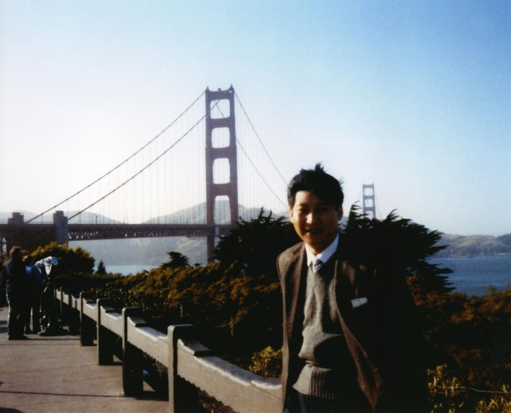 這是1985年，時任正定縣委書記的習近平在美國考察時的照片。新華社發(fā)