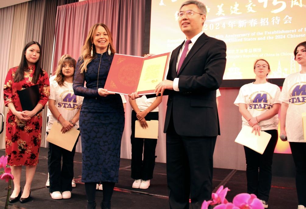 2024年2月27日，中國駐芝加哥總領事館舉辦慶祝中美建交45周年招待會，來自馬斯卡廷中學的學生們在招待會上收到一份特殊禮物——中國國家主席習近平給他們的復信。新華社記者 徐靜 攝
