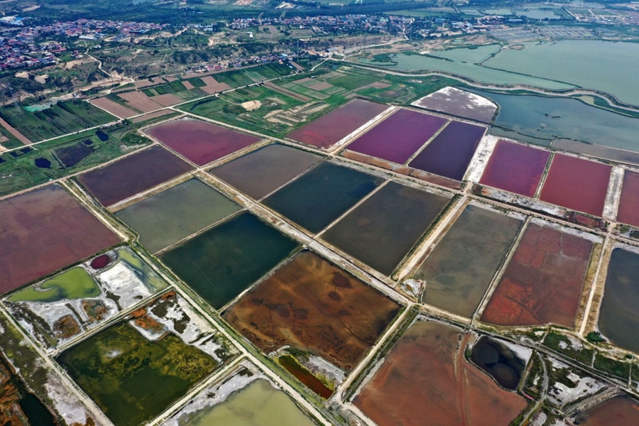 這是2023年7月11日拍攝的山西運(yùn)城鹽湖一角（無(wú)人機(jī)照片）。按照“生態(tài)優(yōu)先、保護(hù)為主、適度開(kāi)發(fā)”的原則，2020年9月，運(yùn)城市全面停止鹽湖范圍內(nèi)的工業(yè)生產(chǎn)活動(dòng)。近年來(lái)，千年鹽湖正在向生態(tài)保護(hù)、風(fēng)貌重塑、產(chǎn)業(yè)轉(zhuǎn)型、全域旅游的“綠色發(fā)展”轉(zhuǎn)變。