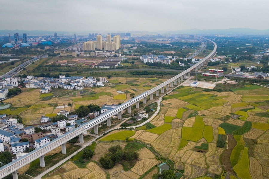 2021年10月14日，聯(lián)調(diào)聯(lián)試列車(chē)經(jīng)過(guò)贛深高鐵信豐特大橋（無(wú)人機(jī)照片）。2021年12月10日，連通贛南革命老區(qū)與深圳經(jīng)濟(jì)特區(qū)的贛深高鐵正式開(kāi)通運(yùn)營(yíng)，江西與粵港澳大灣區(qū)間形成快速客運(yùn)通道。