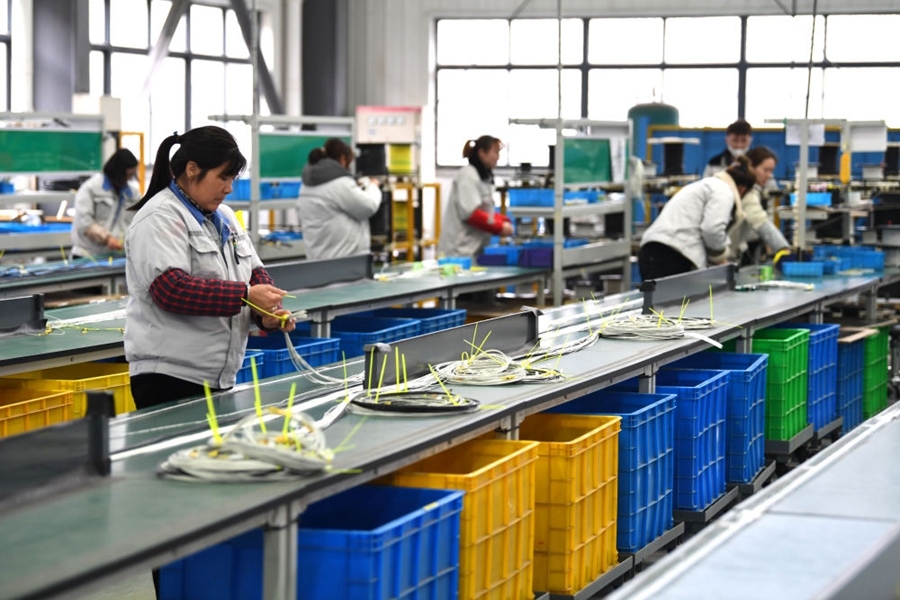 2022年2月16日，工作人員在安徽省滁州市汊河軌道交通裝備產(chǎn)業(yè)園的一家軌道交通裝備企業(yè)生產(chǎn)線上忙碌。安徽省滁州市來(lái)安縣汊河鎮(zhèn)地處皖蘇交界，緊鄰南京市江北新區(qū)。近年來(lái)，來(lái)安縣成為承接南京產(chǎn)業(yè)轉(zhuǎn)移的前沿陣地，汊河這個(gè)曾經(jīng)的傳統(tǒng)農(nóng)業(yè)小鎮(zhèn)緊抓機(jī)遇，開(kāi)始深度融入長(zhǎng)三角，參與產(chǎn)業(yè)協(xié)作分工。產(chǎn)業(yè)園吸引了越來(lái)越多長(zhǎng)三角地區(qū)軌道交通企業(yè)入駐，形成了鐵路客車(chē)、城際軌道零部件研發(fā)、生產(chǎn)、銷(xiāo)售的產(chǎn)業(yè)集群。