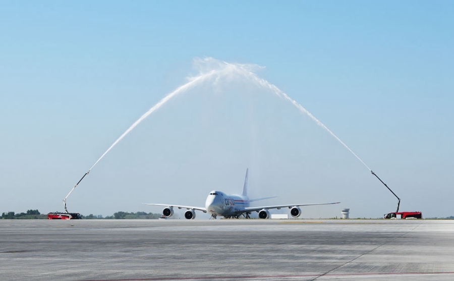2023年6月14日，盧森堡國(guó)際貨運(yùn)航空公司的B747－8F全貨機(jī)抵達(dá)鄭州。鄭州—盧森堡“空中絲綢之路”貨運(yùn)量累計(jì)突破100萬(wàn)噸。
