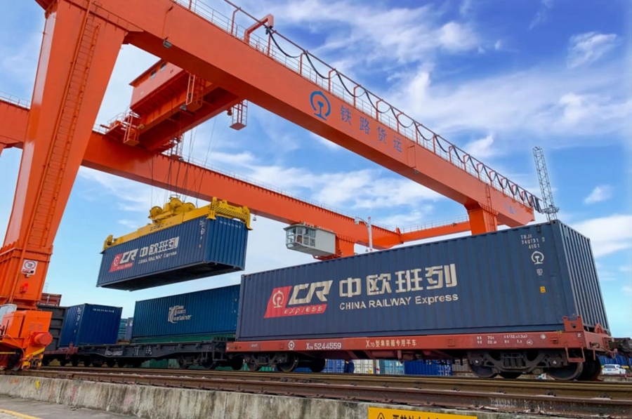 2022年4月29日，在鐵路合肥北站物流基地集裝箱作業(yè)區(qū)，龍門(mén)吊吊裝準(zhǔn)備發(fā)運(yùn)的中歐班列集裝箱。
