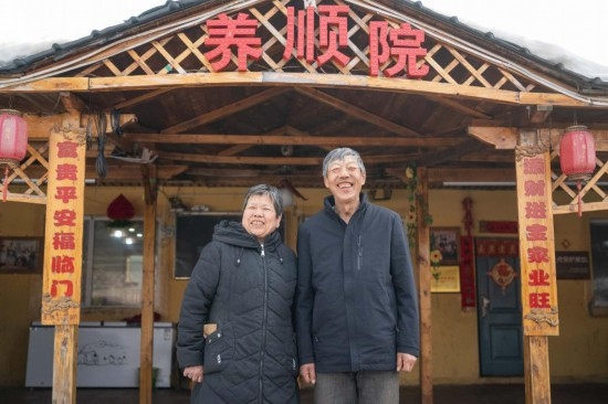 在伊春市友好區(qū)，伊春森工上甘嶺林業(yè)局有限責(zé)任公司溪水林場分公司退休職工劉養(yǎng)順（右）和老伴楊秋娥在自家農(nóng)家院中（3月13日攝）。新華社記者 謝劍飛 攝
