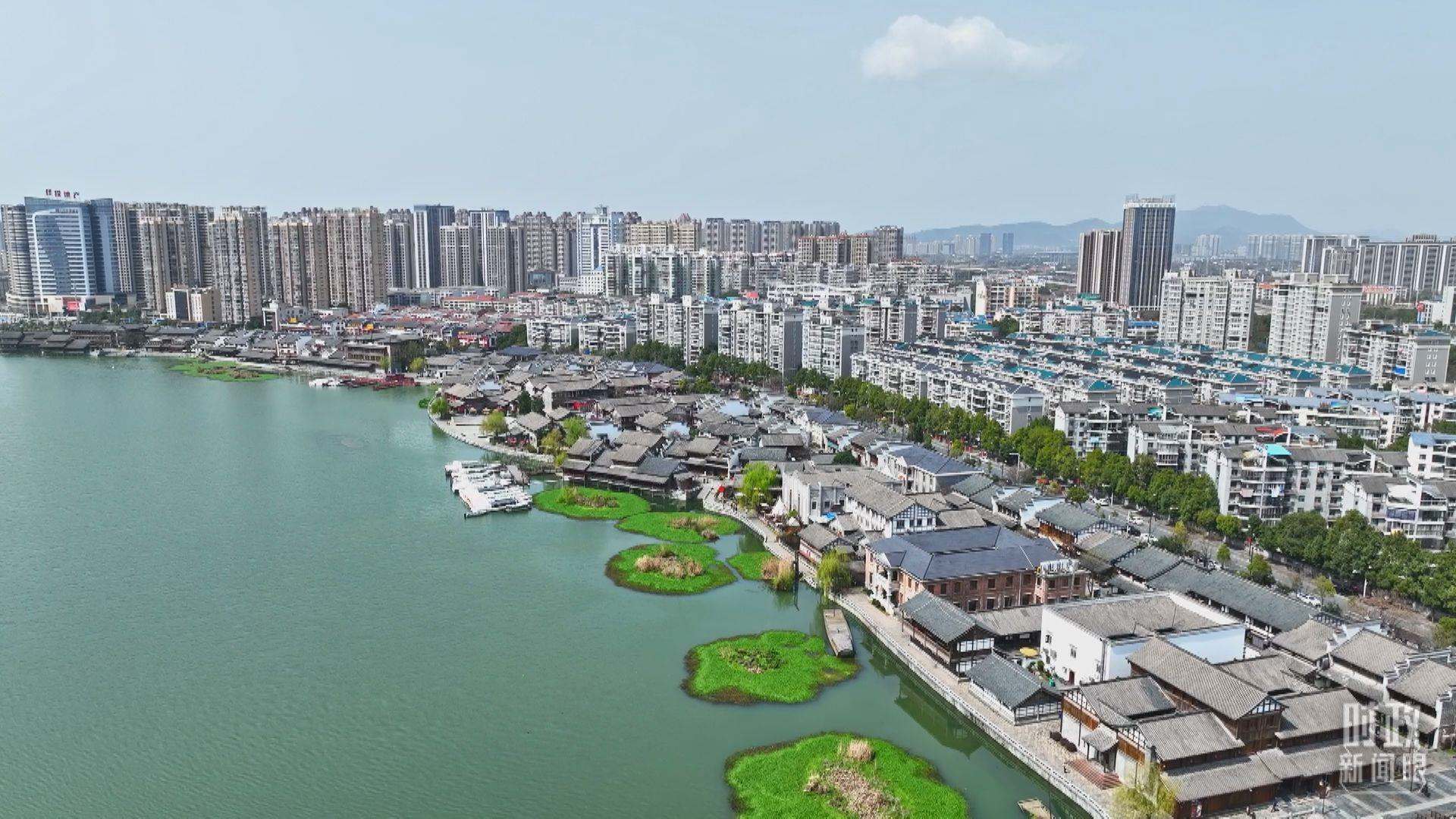 △沅江江畔，常德河街與現(xiàn)代建筑交相輝映。（總臺央視記者范凱拍攝）