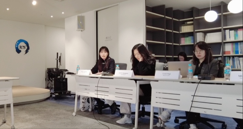 記者（左一）在交流活動(dòng)上，以加強(qiáng)中日韓三國經(jīng)濟(jì)合作、增進(jìn)三國民眾相互理解為主題發(fā)表演講。權(quán)小星攝
