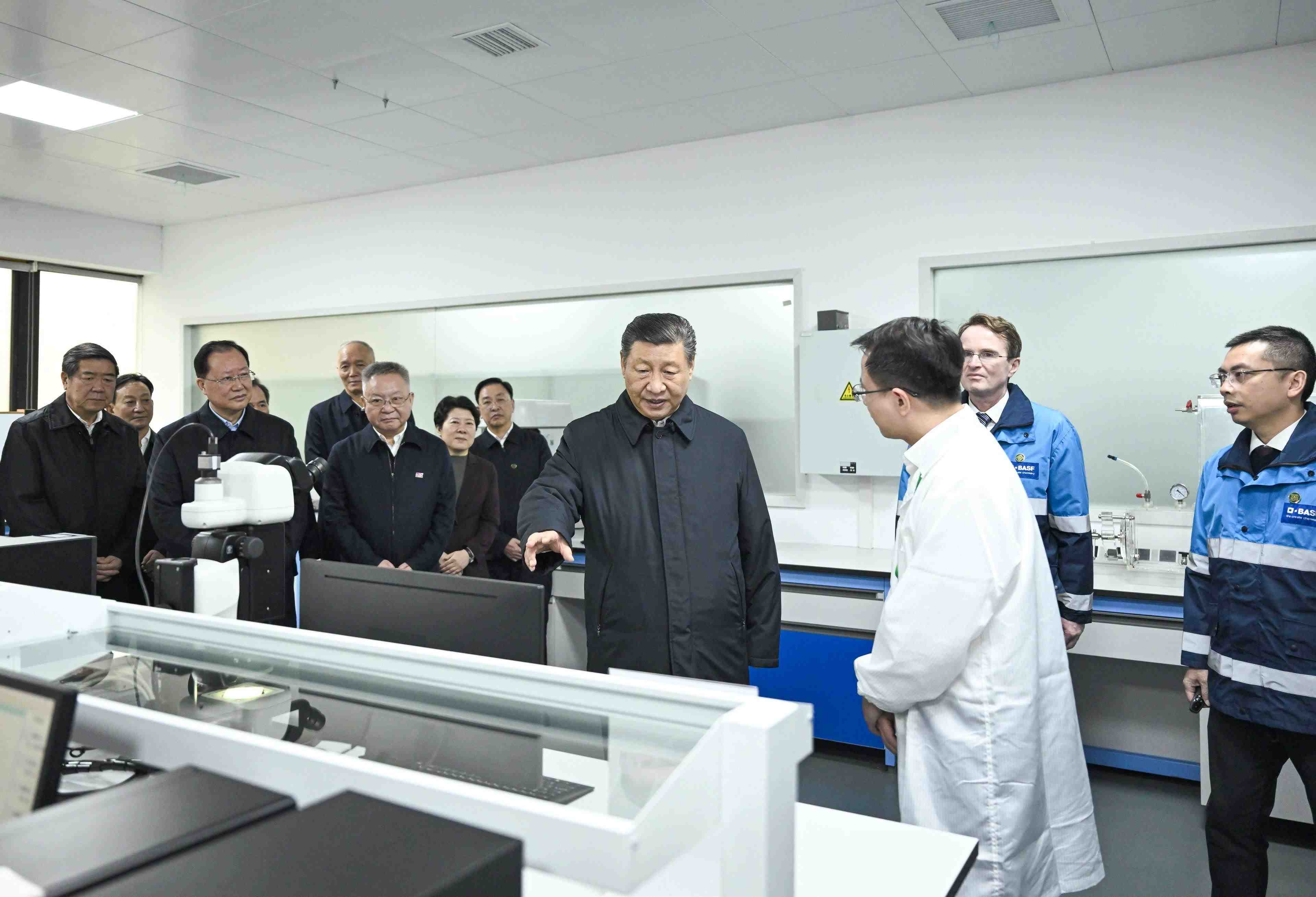 △3月18日，正在湖南長沙考察的習近平總書記來到巴斯夫杉杉電池材料有限公司，聽取當?shù)丶涌彀l(fā)展新質(zhì)生產(chǎn)力、擴大高水平對外開放等情況介紹，察看企業(yè)產(chǎn)品展示，了解材料性能測試情況和電池生產(chǎn)流程。