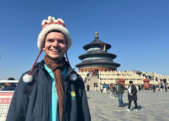 3月20日，德國游客馬克西米利安在北京天壇公園參觀游覽。新華社記者 楊淑君 攝