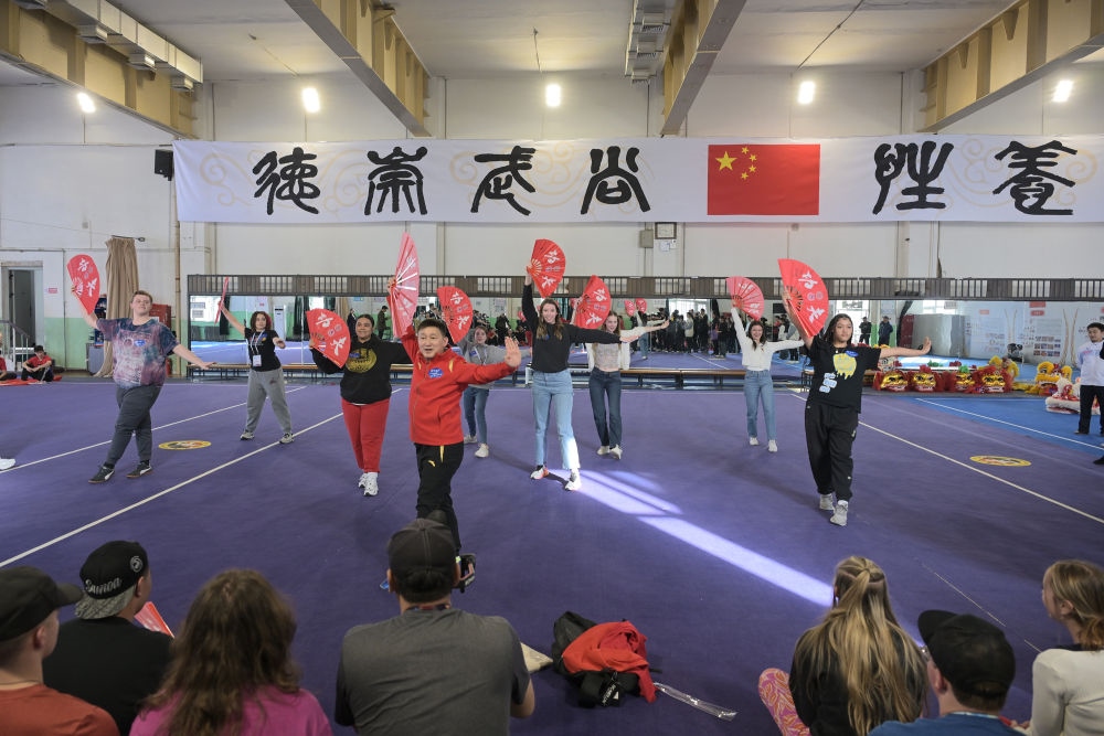 3月19日，美國華盛頓州中學(xué)生代表團(tuán)的成員在首都體育學(xué)院體驗(yàn)功夫扇。新華社記者 李鑫 攝
