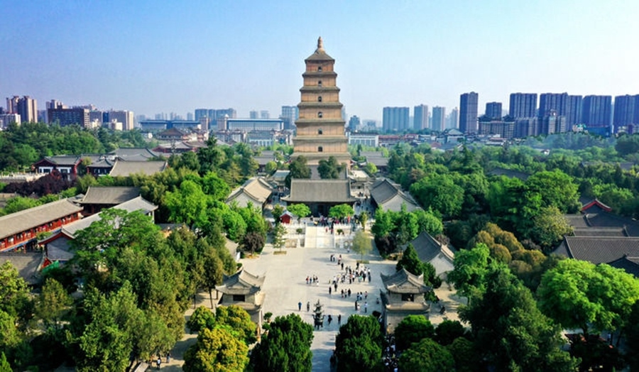  這是2023年4月19日拍攝的西安大雁塔（無人機照片）。2014年6月，由中國、哈薩克斯坦和吉爾吉斯斯坦三國聯(lián)合申報的“絲綢之路：長安-天山廊道的路網(wǎng)”成功列入《世界遺產(chǎn)名錄》,成為世界上第一個以聯(lián)合申報的形式成功列入世界遺產(chǎn)名錄的絲綢之路項目，也是聯(lián)合國教科文組織確定的絲綢之路54個廊道中第一個成功申遺的項目。新華社記者 劉瀟 攝