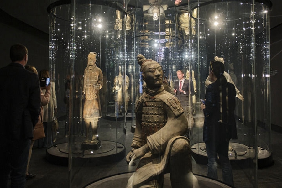  2023年3月28日，觀眾在西班牙阿利坎特參觀“中國秦漢文明的遺產(chǎn)”展覽。新華社記者 孟鼎博 攝