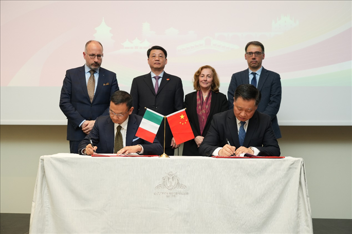 揚州市政府與意大利中國商會簽署合作協(xié)議。 主辦方供圖