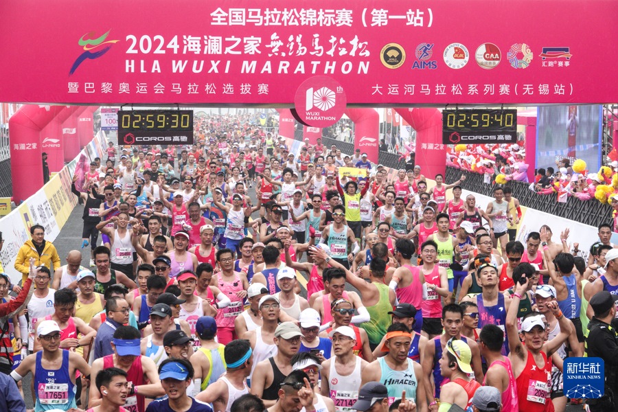 3月24日，參賽選手在3小時(shí)內(nèi)完賽。2024無(wú)錫馬拉松共有3423人“破三”（3小時(shí)內(nèi)完賽），這也創(chuàng)造了國(guó)內(nèi)單場(chǎng)賽事“破三”的新高。新華社記者 楊磊 攝