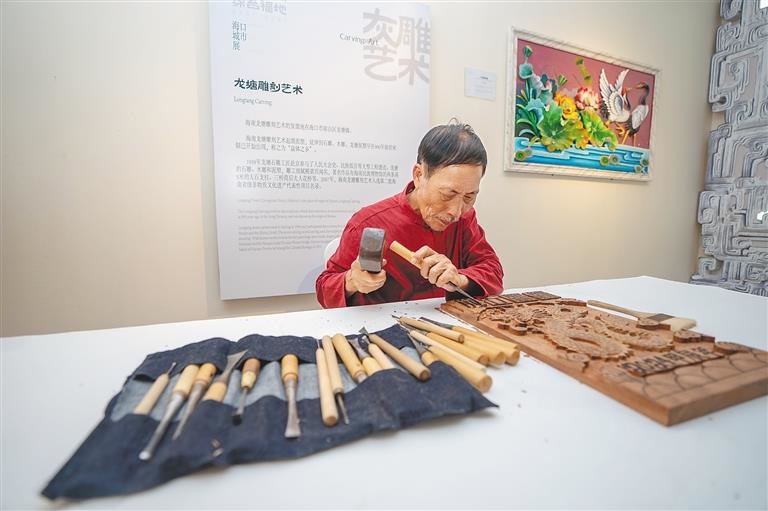 △2024年3月25日，在博鰲東嶼島文化公園?？诔鞘姓宫F(xiàn)場(chǎng)，非遺傳承人展演龍?zhí)恋窨趟囆g(shù)。