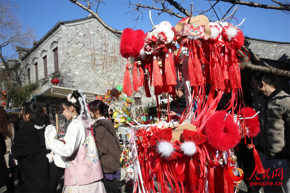 游客身著傳統(tǒng)服飾游南京老門東歷史文化街區(qū)。人民網(wǎng)記者 劉微攝