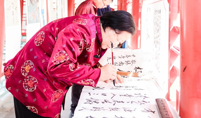 杏花節(jié)書畫展上書法家現(xiàn)場創(chuàng)作。受訪方供圖