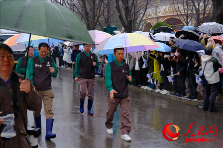 飼養(yǎng)員姜哲遠和宋永寬為“福寶”開路送行。人民網(wǎng) 李帆攝