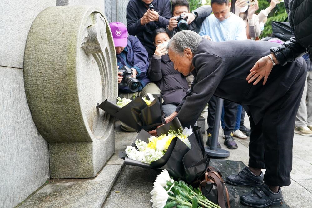 南京大屠殺幸存者夏淑琴在獻(xiàn)花。新華社記者李博 攝