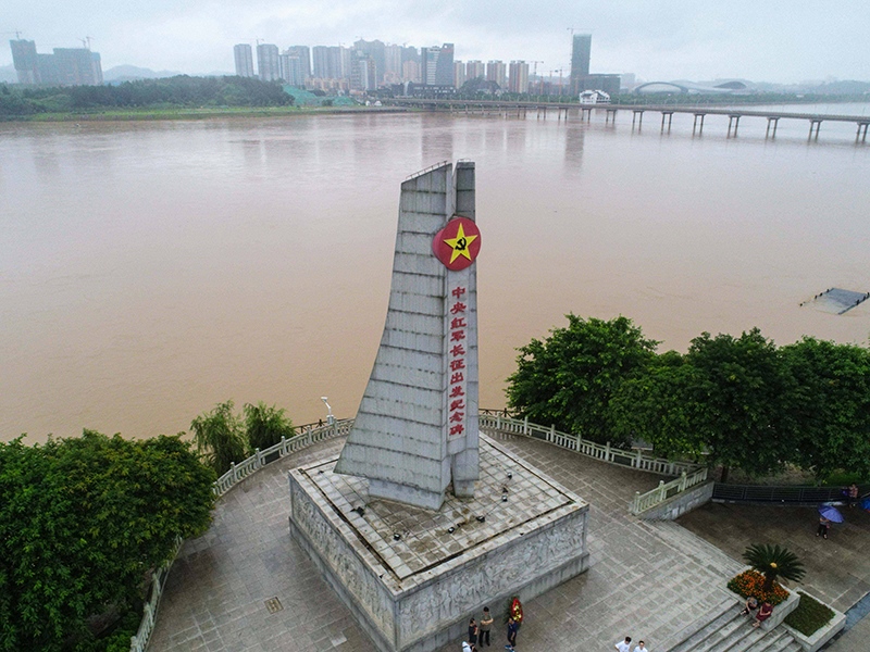這是位于江西省于都縣的中央紅軍長(zhǎng)征出發(fā)紀(jì)念碑。