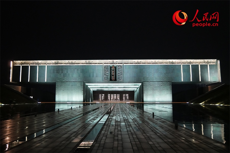 夜間的殷墟博物館外景。人民網(wǎng)記者 韋衍行攝