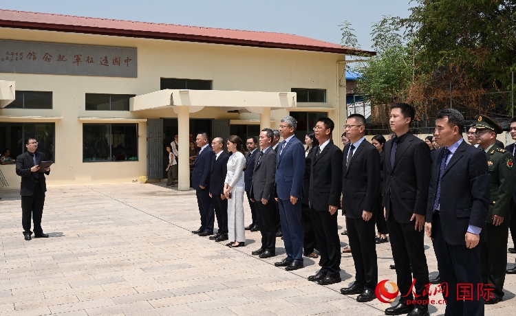 全體人員默哀追思。人民網(wǎng)記者 謝佳君攝