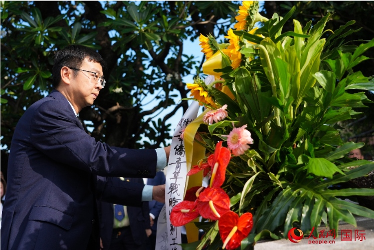中國駐菲律賓使館周志勇臨時代辦一行向菲律賓華僑抗日烈士紀念碑、烈士墓等敬獻花圈。人民網(wǎng)記者 樊帆攝