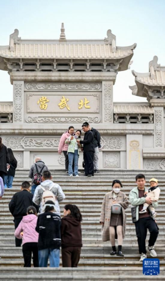 4月5日，游客在寧夏石嘴山市北武當(dāng)生態(tài)旅游區(qū)游玩、拍照。新華社記者 馮開華 攝