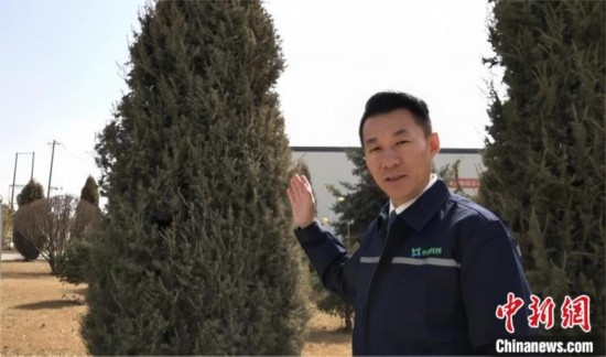 圖為王佐向記者介紹自己的新能源綠電廠(chǎng)區(qū)。白先森 攝