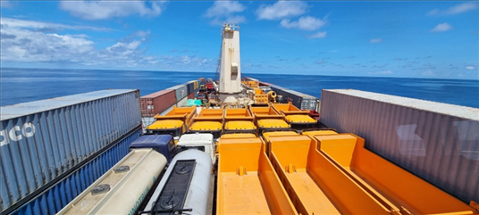 中蘇海運(yùn)直航貨輪在海上行駛。中國(guó)駐蘇里南大使館供圖