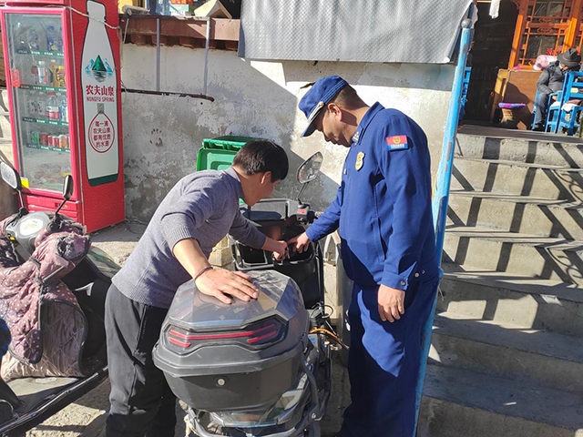 拉薩市消防救援支隊(duì)組織開展電動(dòng)自行車消防安全檢查工作。受訪者供圖