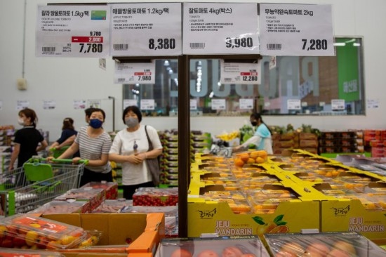 2022年7月9日，人們在韓國高陽市一家超市水果區(qū)購物。新華社記者王益亮攝
