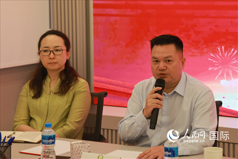 巴西和統(tǒng)會(huì)會(huì)長張小春（右）在座談會(huì)上致辭。人民網(wǎng)記者 陳海琪攝