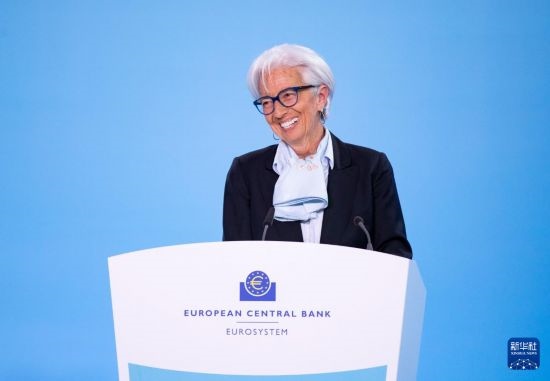 4月11日，歐洲中央銀行行長拉加德在德國法蘭克福歐洲中央銀行總部出席新聞發(fā)布會。新華社記者 張帆 攝