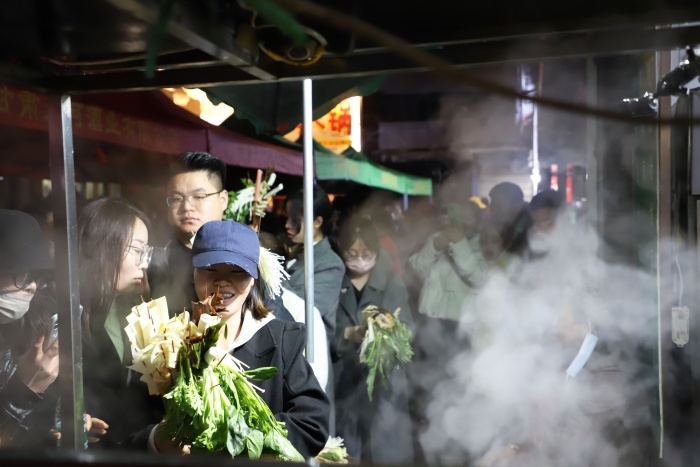 天水麻辣燙爆火，游客正在排隊。圖片來源：天水市融媒體中心