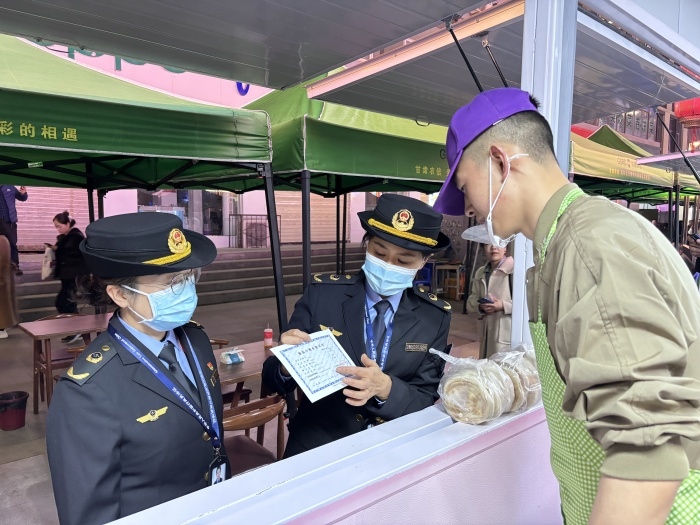 甘肅省天水市麥積區(qū)北道埠街道市場監(jiān)管所為麥積區(qū)步行街開辦的“麻辣燙一條街”提供送證上門服務。受訪者供圖