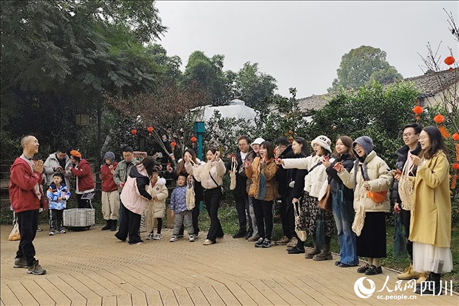 葉科（左一）給前來參與活動的“柑爸柑媽”介紹生態(tài)種植果。人民網(wǎng)記者朱虹攝