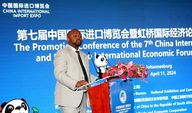 標(biāo)準(zhǔn)銀行集團(tuán)企業(yè)與商業(yè)銀行部國(guó)際貿(mào)易總經(jīng)理武巴致辭。（圖片來(lái)源：中國(guó)國(guó)際進(jìn)口博覽會(huì)官微）