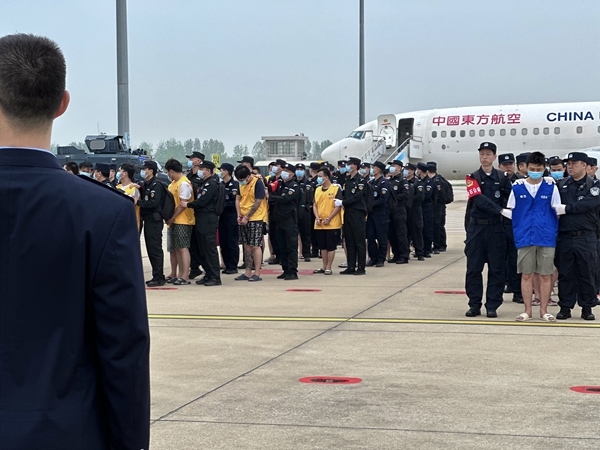 中國籍涉賭詐違法犯罪嫌疑人從柬埔寨被押解回國。人民網(wǎng)記者 郝萍攝