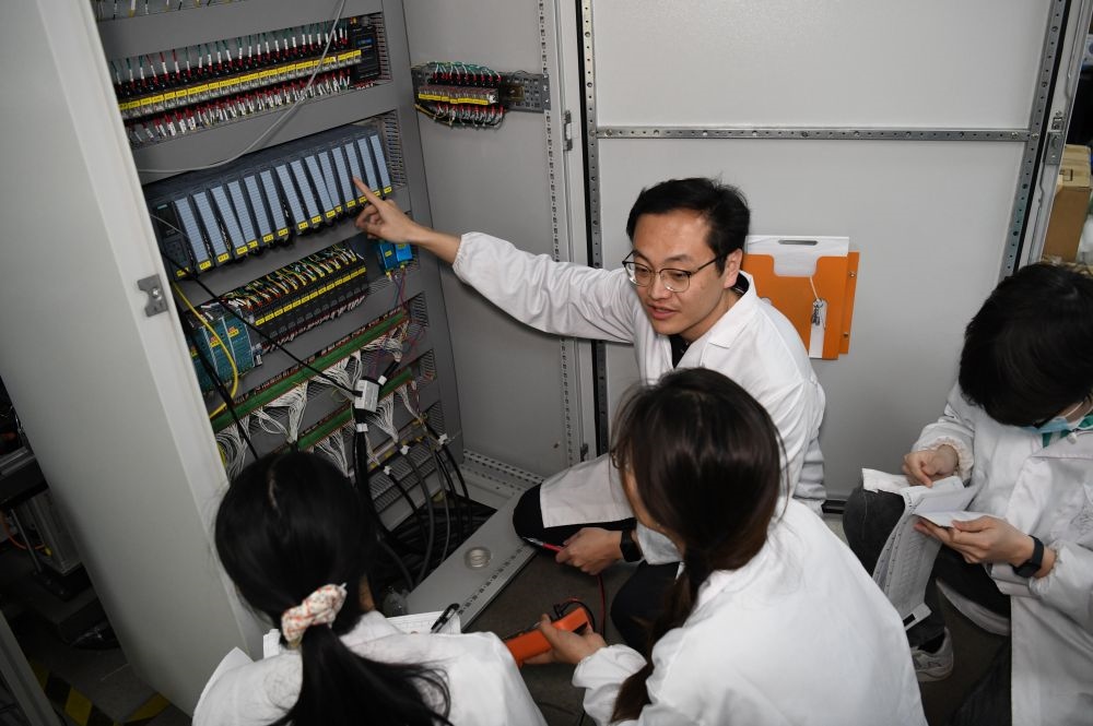 2024年4月6日，在位于安徽合肥的中國科學(xué)技術(shù)大學(xué)，安徽省先進(jìn)功能高分子薄膜工程實驗室團(tuán)隊成員在檢修自主研制的高分子薄膜原位雙向拉伸實驗設(shè)備的電氣控制系統(tǒng)。