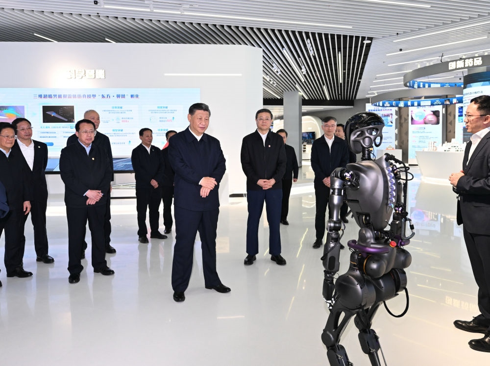 2023年11月28日下午，習(xí)近平總書記在上海浦東新區(qū)張江科學(xué)城參觀上?？萍紕?chuàng)新成果展。