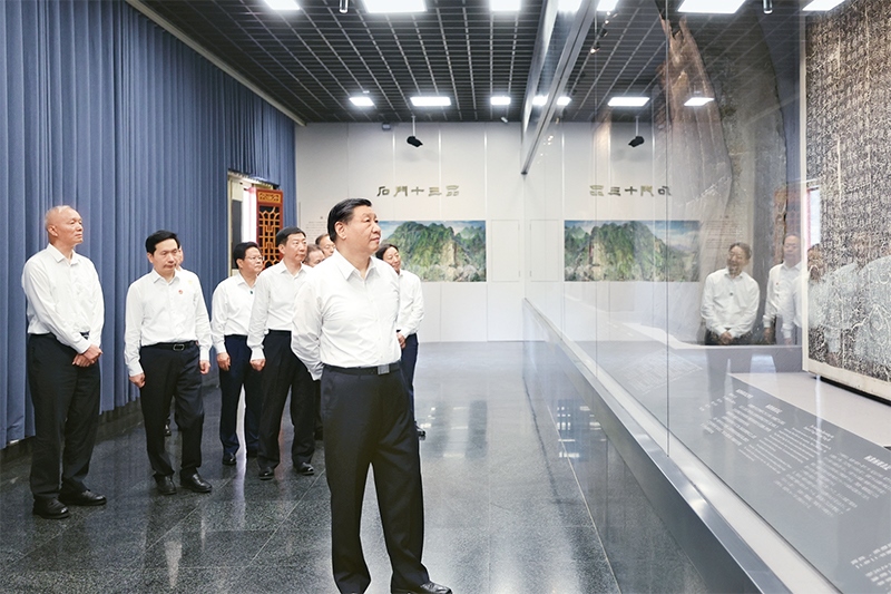 2023年7月29日，中共中央總書記、國家主席、中央軍委主席習(xí)近平在四川考察結(jié)束返京途中，來到陜西省漢中市考察。這是習(xí)近平參觀漢中市博物館有關(guān)歷史文物展陳。 新華社記者 鞠鵬/攝