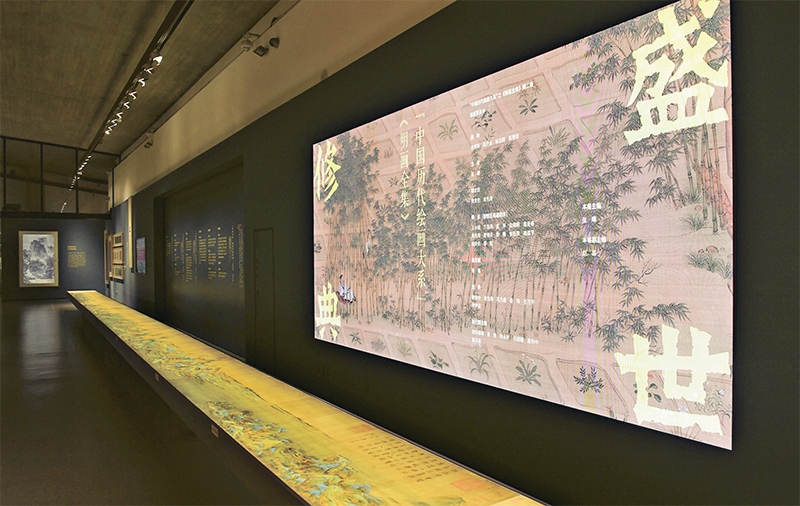 “中國(guó)歷代繪畫(huà)大系”，是習(xí)近平總書(shū)記親自批準(zhǔn)、高度重視的一項(xiàng)規(guī)模浩大、縱貫歷史、橫跨中外的國(guó)家級(jí)重大文化工程。圖為中國(guó)國(guó)家版本館杭州分館展示的“盛世修典——‘中國(guó)歷代繪畫(huà)大系’”收錄的數(shù)字化古畫(huà)（2023年5月31日攝）。 新華社記者 翁忻旸/攝