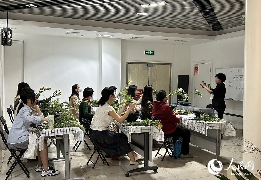 插花體驗課。人民網(wǎng) 玄番登史江攝