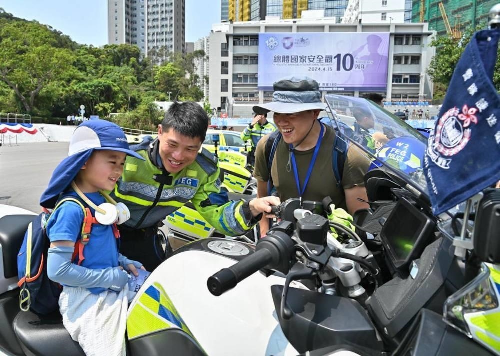 △2024年4月13日，香港特區(qū)政府警務(wù)處舉行“全民國家安全教育日”暨香港警察學(xué)院開放日開幕典禮。這是13日當(dāng)天，警隊(duì)護(hù)送組人員現(xiàn)場向市民介紹其工作。